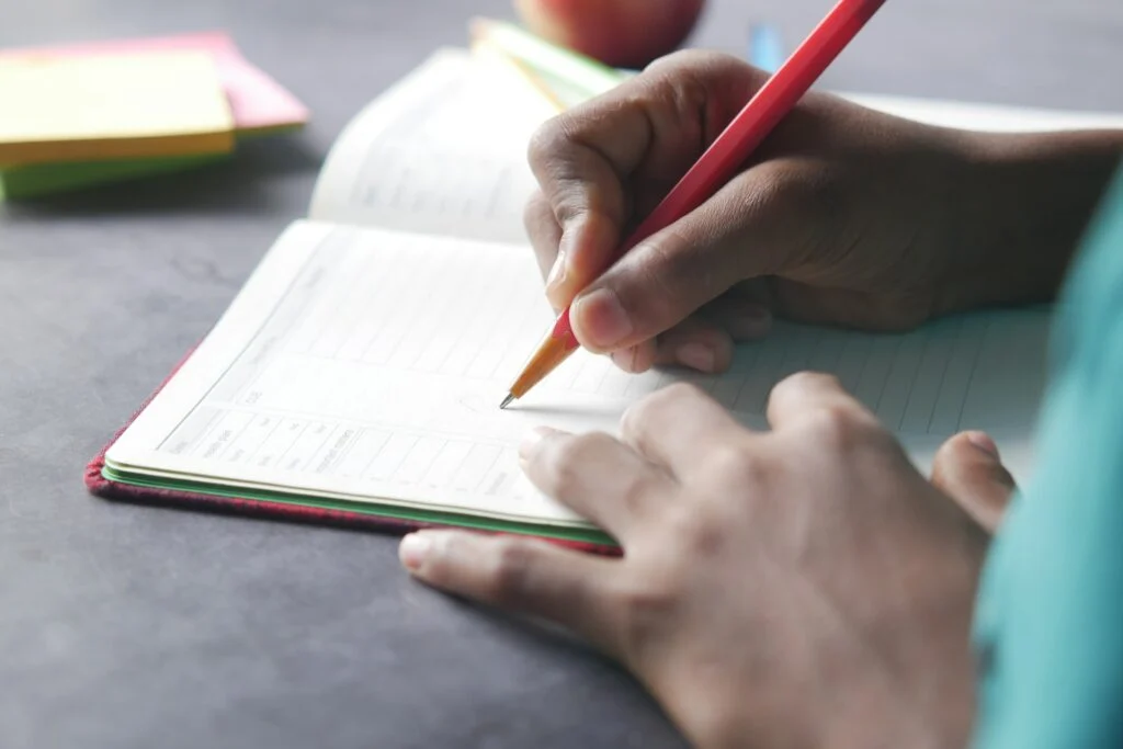 Planos de aula de redação prontos: modelos e como usar